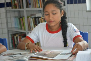 A estudante Vera Lúcia agradece ao Governo do Maranhão pela nova biblioteca 