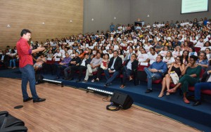 Secretário Felipe Camarão apresenta o pacto estadual pela aprendizagem aos representantes dos 215 municípios que aderiram à pactuação
