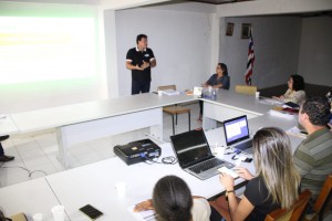 Felipe Camarão conversa com conselheiros estaduais de educação