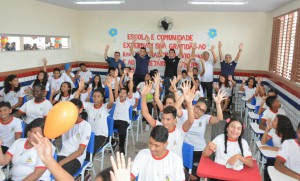 Estudantes do C.E. Juvêncio Matos celebram a entrega da escola
