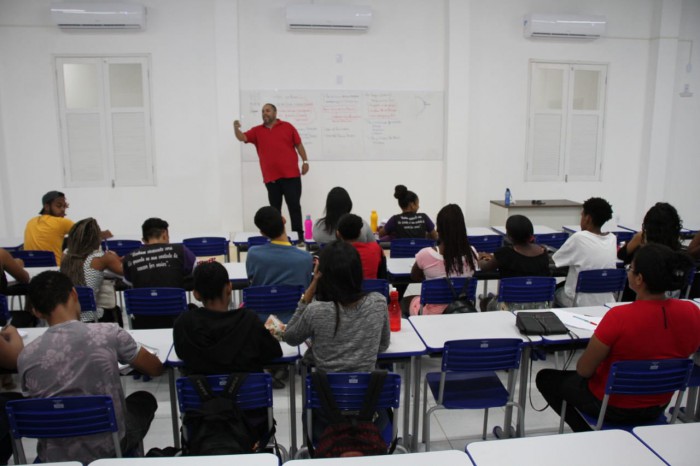 Estudantes assistem à a aula do professor de História, Fabyano Paiva 
