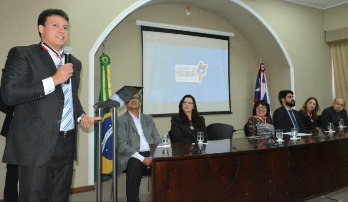 Secretário Felipe Camarão discursa na cerimônia de outorga da medalha que condecorou professores no Palácio dos Leões