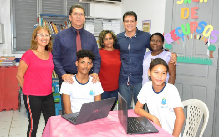 Os secretários estaduais Felipe Camarão e Jeferson Portela, entregam premiação a estudantes da UEB Odylo Costa Filho