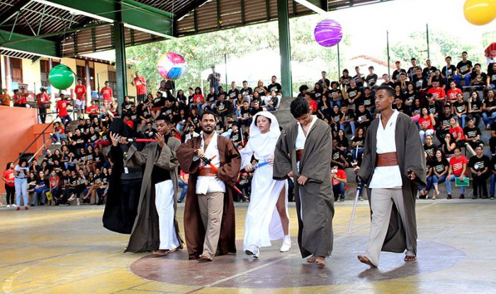 Estudantes vestidos de personagens do filmes Star Wars, em analogia ao tema do evento 
