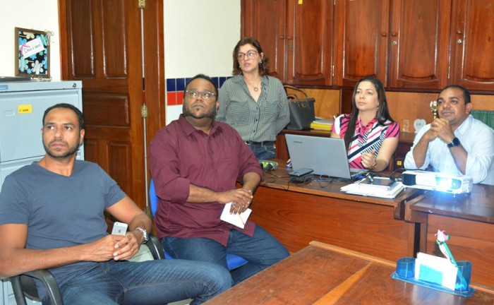Técnicos de TI da Seduc Bahia reunidos com o superintendente de Informática da Seduc e a gestão da escola Clarindo Santiago