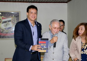 Secretário de Estado da Educação, Felipe Camarão, exibe livro lançado este ano pelo em Conselho 