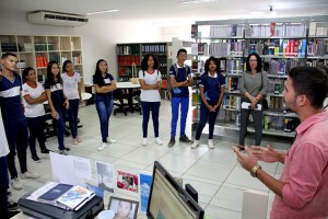 Estudantes conhecem biblioteca do Tribunal 