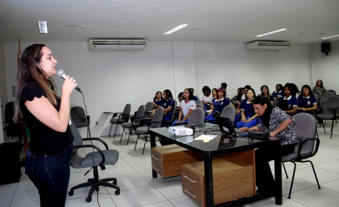 Técnica do TRT debate com os estudantes sobre Direito do Trabalho