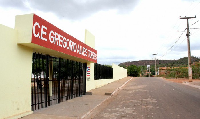 CE Gregório Alves Torres, em Itaipava do Grajau, recebeu a construção do muro, passarela e fachada