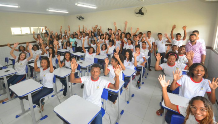 Comunidade escolar celebra entrega do CEQ José Roberto Viana totalmente reconstruído e ampliado 