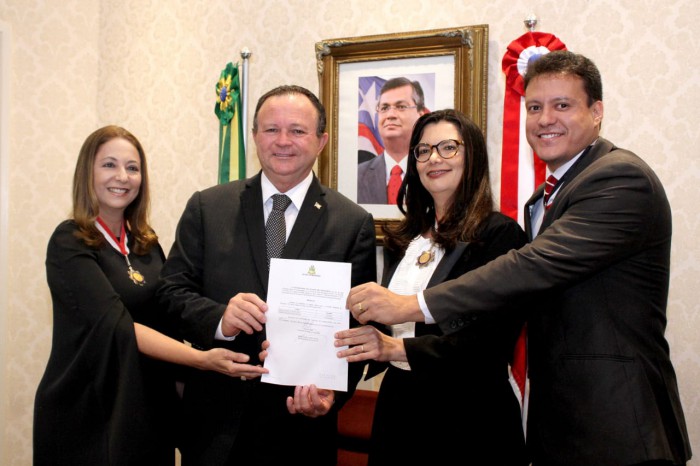 O vice-governador Carlos Brandão e o secretário Felipe Camarão durante posse da presidência do CEE-MA