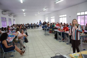 Renata Faustino, consultora da ICE, palestra sobre valores socioemocionais 