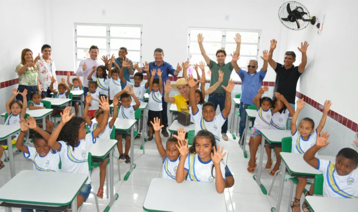 Estudantes da Escola Municipal de Educação Básica São Benedito, no povoado Barra do Galego em Bom Jardim, comemoram entrega de Escola Digna