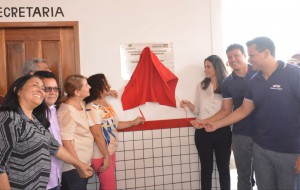 Secretário Estadual de Educação, Felipe Camarão, e autoridades locais descerram placa de inauguração da nova Escola Municipal Raimundo Furtado Bacelar (Foto: Lauro Vasconcelos)