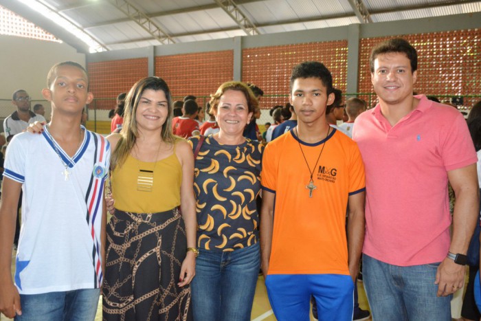 Luiz Augusto ao lado do secretário Felipe Camarão e da secretária Adjunta Nadya Dutra durante a final do festival de Xadrez nas escolas