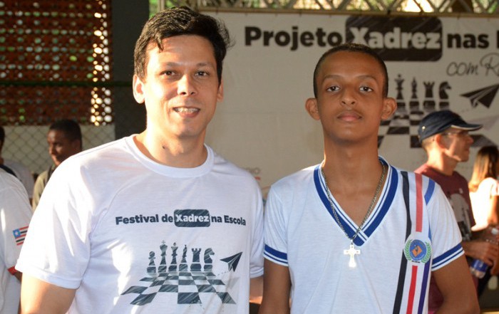 O estudante Luiz Augusto Costa Barbosa ao lado do bicampeão mundial Rafael Leitão