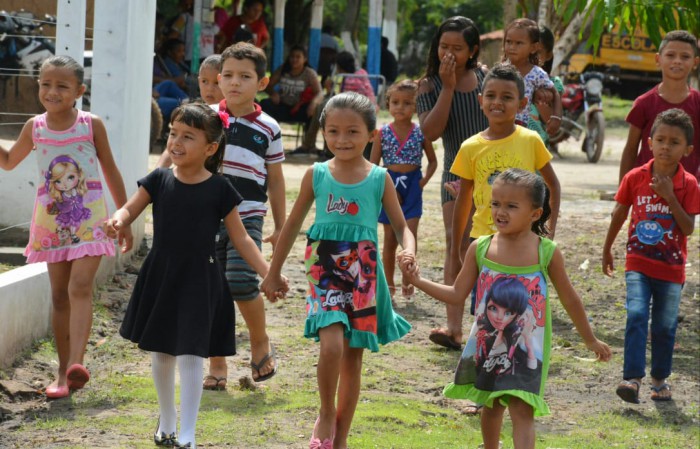 Crianças do povoado Bacabeira, em Timbiras, indo conhecer a nova sede da Unidade de Ensino Adriano Campelo