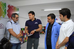 Felipe Camarão entregou ao vice-prefeito exemplar do livro com compilações de artigos sobre o 'Escola Digna'