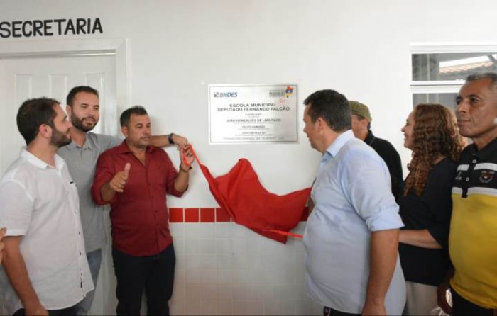 Descerramento da placa da escola de Pau Ferrado