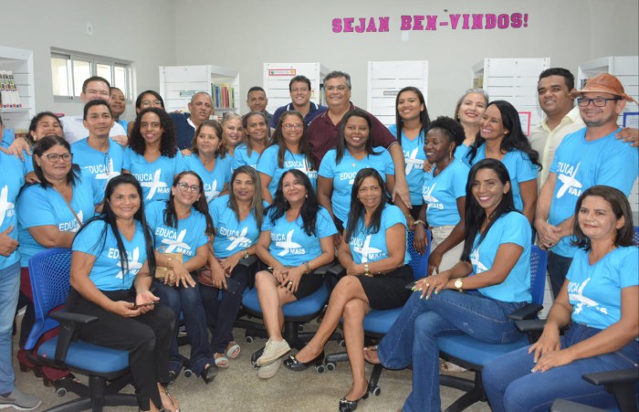 Governador Flávio Dino com a comunidade escolar do Centro Educa Mais Hermano José Leopoldino Filho