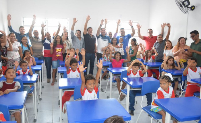Comunidade de Capão celebra entrega de Escola Digna