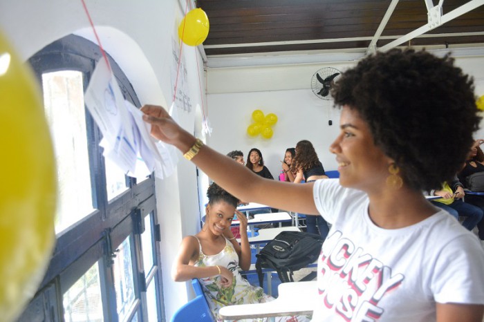 Estudante feliz com o acolhimento que recebeu no início das aulas no IEMA Rio Anil (Foto: Lauro Vasconcelos)
