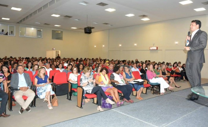 Secretário Felipe Camarão fala a secretários e gestores municipais de educação