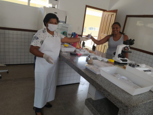 Estão sendo produzidos dois tipos de álcool no laboratório escolar, o em gel e o álcool etílico, chegando à produção de cerca de 20 frascos dos álcoois