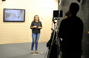 Professora durante a gravação do curso de Cuidador de Idosos