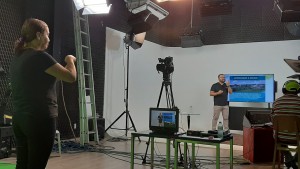 Professor e intérprete da rede estadual gravando aulas para a série Fiquem Em Casa Aprendendo, da Secretaria de Educação do MA