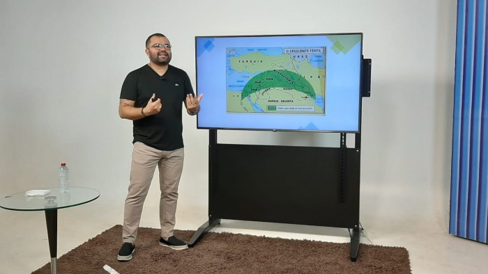 Professor da rede estadual gravando aulas para a série Fiquem Em Casa Aprendendo, da Secretaria de Educação do MA