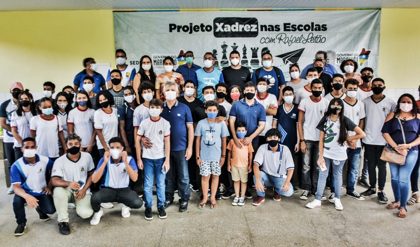 Estudantes participam de simultânea com grande mestre do xadrez